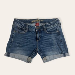 Junior’s Arizona Jean Shorts- Slight Distressed Medium Wash Size 1